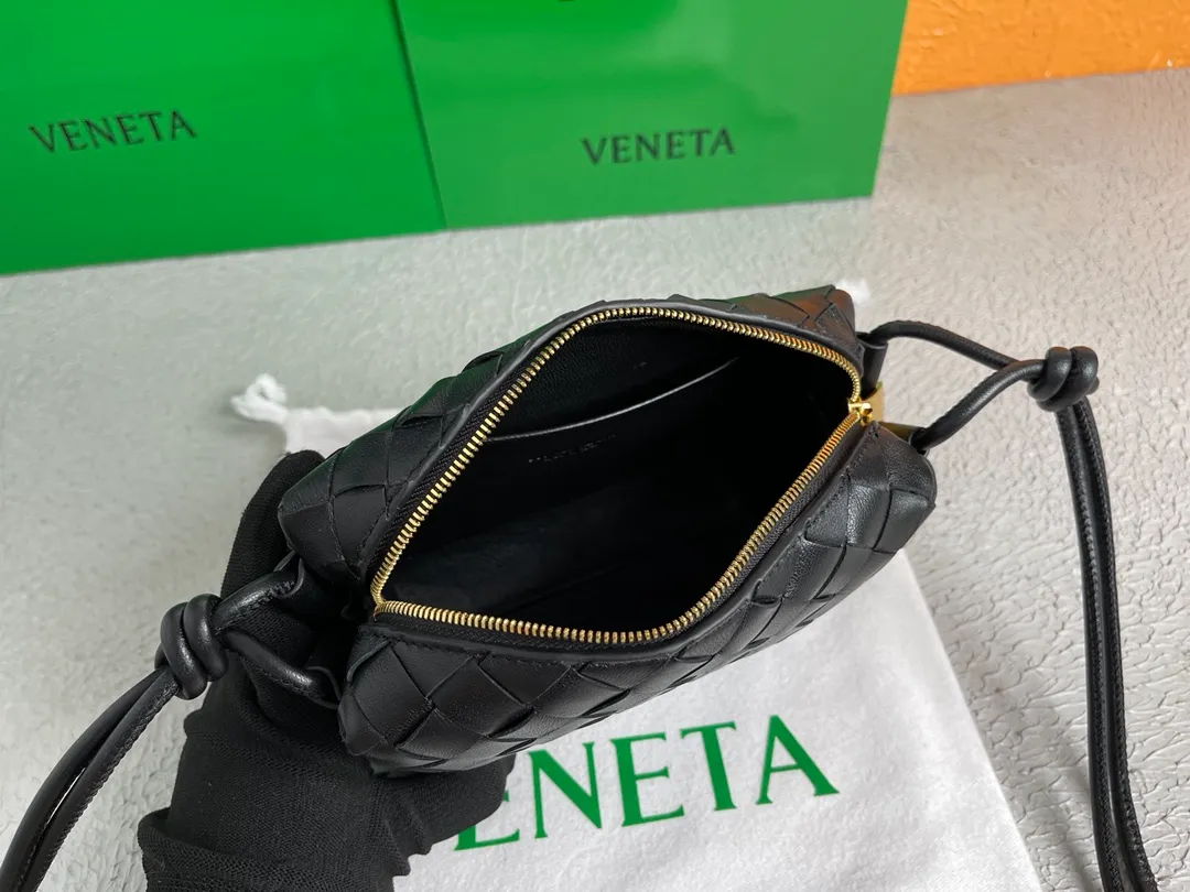 Batch 1120 BOTTEGA VENETA/Bottega 2021 new women's POUCH crossbody bag clutch, lntfecciato woven leather crossbody mini handbag, single internal open pocket, zipper closure, computer embroidered leather shoulder strap can be adjusted in length, model: 30308 Color: black Origin: Italy Size: 17*12*8